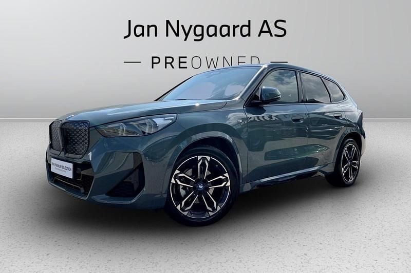 Grønmetal Brugt 2024 BMW iX1 M Sport SUV | 379.000 kr. - Billede 1/4