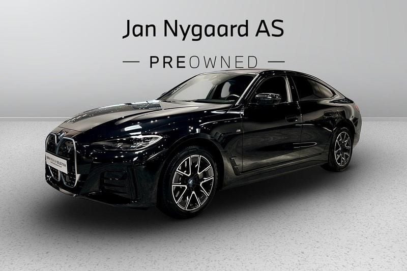 Sortmetal Brugt 2024 BMW i4 M Sport Sedan | 449.900 kr. (Fair pris) - Billede 1/4