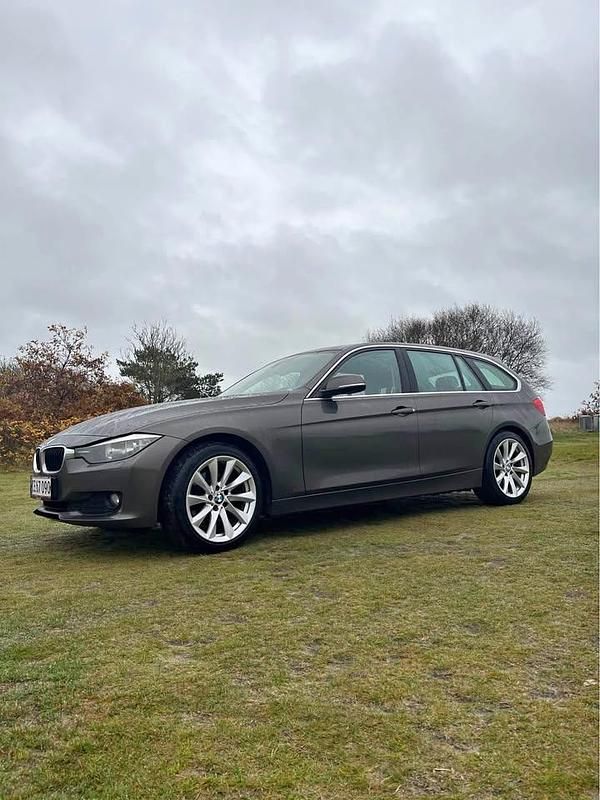 Brun Brugt 2015 BMW 320 M Sport Sedan | 92.500 kr. (God pris) - Billede 1/4