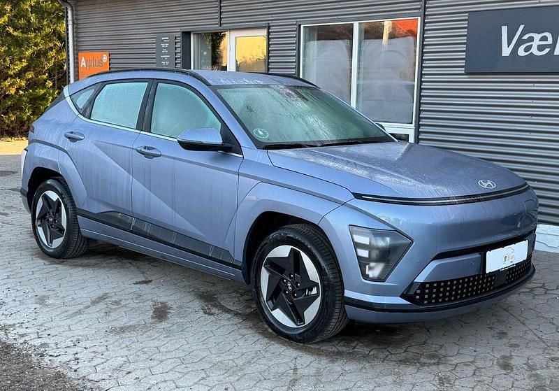 Lysblåmetal Brugt 2024 Hyundai Kona Essential SUV | 199.900 kr. (Fair pris) - Billede 1/4