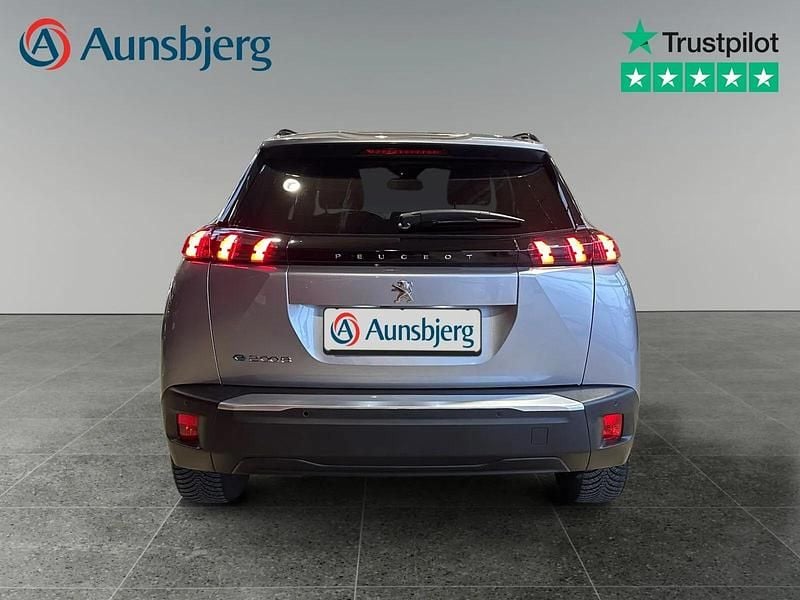 Brugt Peugeot e-2008 Allure 100 kW (136 HK) 2023 Grå metal SUV