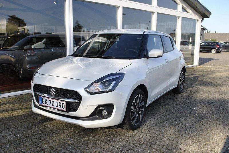 Pure white Brugt 2024 Suzuki Swift Exclusive Hatchback | 187.995 kr. (Dyr) - Billede 1/4
