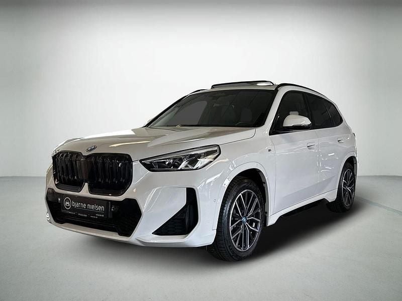 Hvidmetal Brugt 2023 BMW iX1 M Sport SUV | 349.800 kr. (Fair pris) - Billede 1/4
