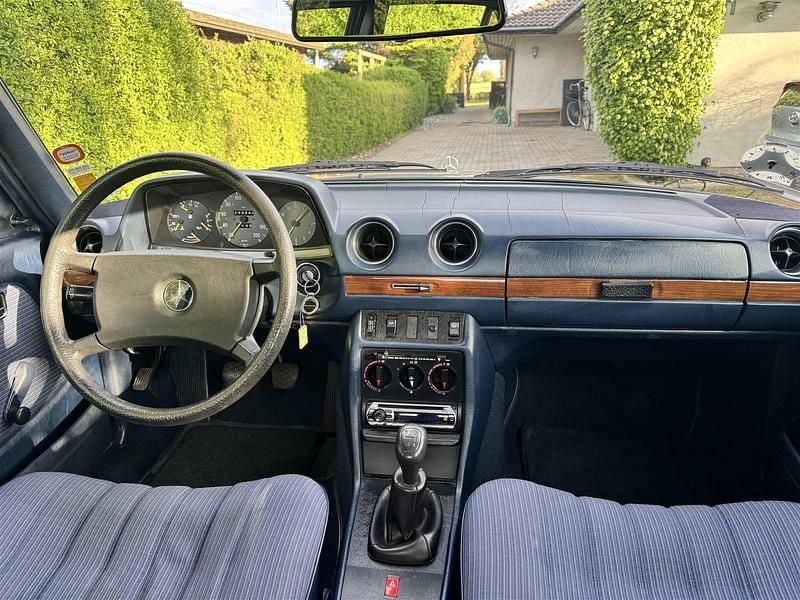 Brugt Mercedes E230 1984