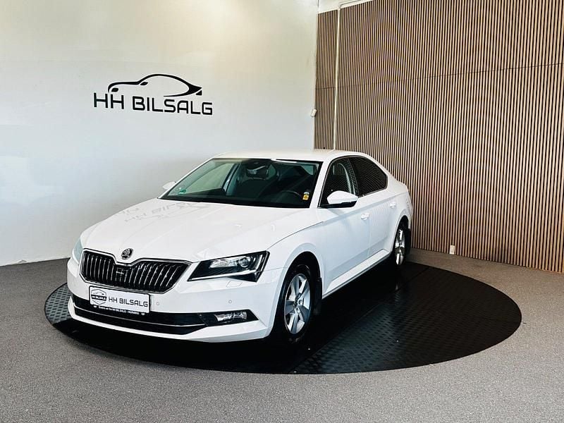Hvid Brugt 2016 Skoda Superb Ambition Hatchback | 144.700 kr. (Fair pris) - Billede 1/4