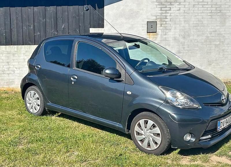 Grå Brugt 2013 Toyota Aygo Hatchback | 42.900 kr. (Fair pris) - Billede 1/4