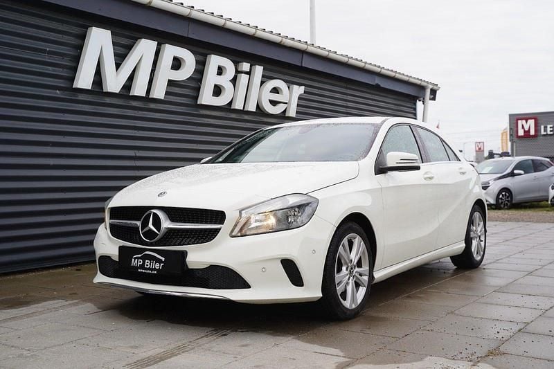 Hvid Brugt 2018 Mercedes A180 Urban Hatchback | 124.900 kr. (Fair pris) - Billede 1/4