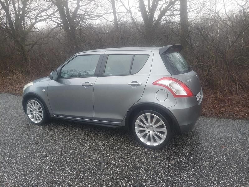 Brugt Suzuki Swift GL 94 HK (69 kW) 2011 Farve: rød Hatchback