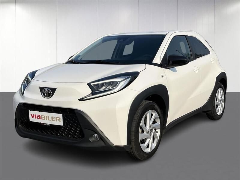 040 pure white Brugt 2023 Toyota Aygo Active Hatchback | 154.900 kr. (Fair pris) - Billede 1/2