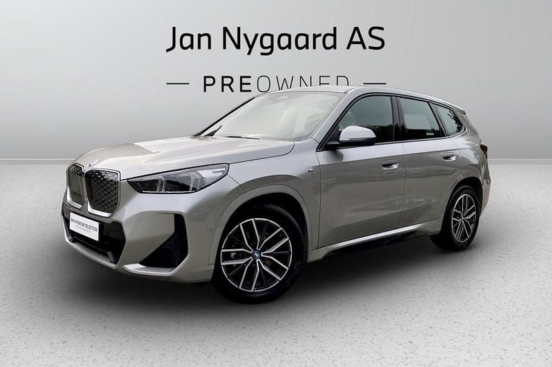 Sølvmetal Brugt 2025 BMW iX1 M Sport SUV | 379.000 kr. - Billede 1/3