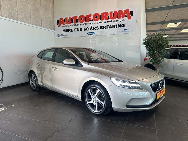 Beigemetal Brugt 2017 Volvo V40 Momentum Stationcar | 184.900 kr. (Fair pris) - Billede 1/4