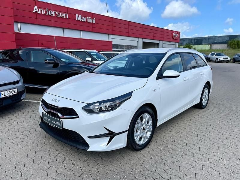 Deluxe white Ny 2025 Kia Ceed Sportswagon Stationcar | 244.800 kr. (Fair pris) - Billede 1/4