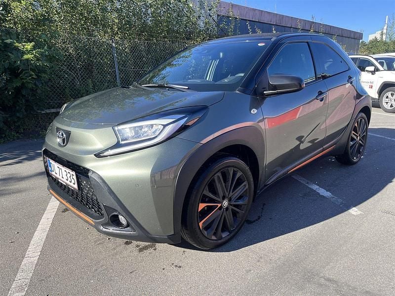 Cardamom green/night sky black Brugt 2022 Toyota Aygo Limited Hatchback | 189.995 kr. - Billede 1/2