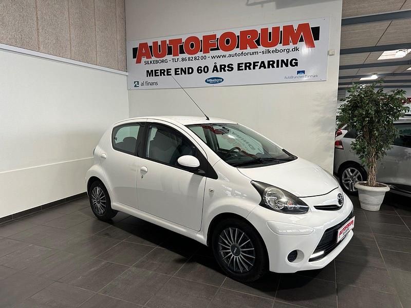 Hvid Brugt 2012 Toyota Aygo T2 Hatchback | 29.900 kr. (God pris) - Billede 1/4