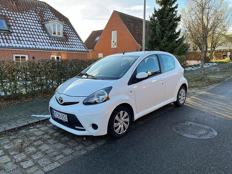 Hvid Brugt 2012 Toyota Aygo T2 Hatchback | 38.900 kr. (God pris) - Billede 1/4