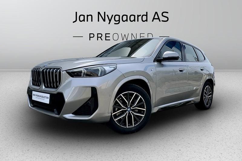 Sølvmetal Brugt 2023 BMW iX1 M Sport SUV | 349.000 kr. (Fair pris) - Billede 1/4