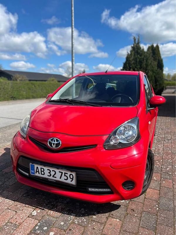 Rød Brugt 2012 Toyota Aygo T2 Hatchback | 46.000 kr. (Fair pris) - Billede 1/4