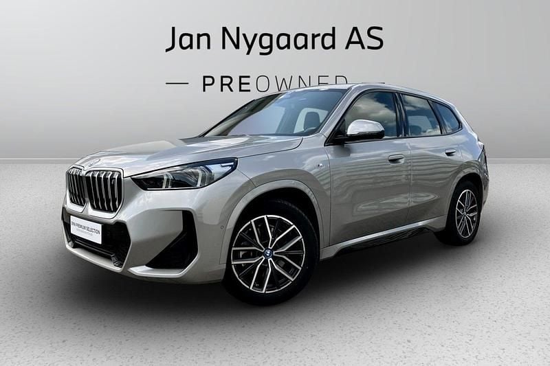Sølvmetal Brugt 2024 BMW iX1 M Sport SUV | 379.000 kr. (Dyr) - Billede 1/4