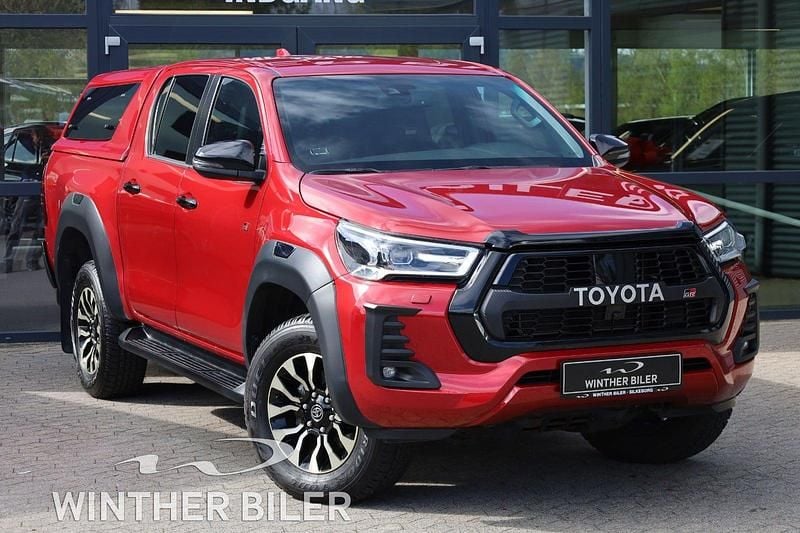 Rødmetal Brugt 2024 Toyota HiLux Sport Afhentning | 419.900 kr. - Billede 1/4