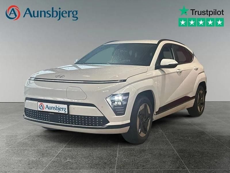 Hvid Ny 2025 Hyundai Kona Essential SUV | 190.680 kr. (Super pris) - Billede 1/4