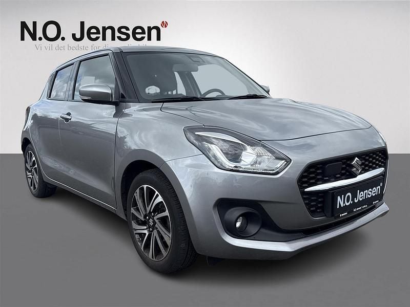 Farve ……………………………………………………………………. premium silver Brugt 2022 Suzuki Swift Exclusive | 149.900 kr. (Fair pris) - Billede 1/4