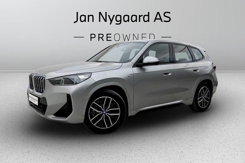 Sølvmetal Brugt 2023 BMW iX1 M Sport SUV | 359.000 kr. (Lidt for dyr) - Billede 1/3