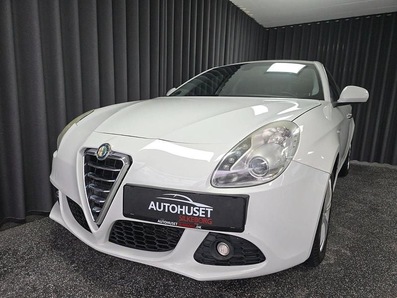 Hvid Brugt 2010 Alfa Romeo Giulietta Distinctive Hatchback | 49.900 kr. (Fair pris) - Billede 1/4