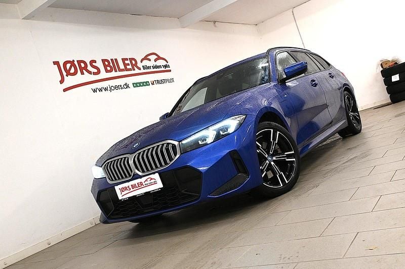 Blåmetal Brugt 2024 BMW 320e M Sport Stationcar | 309.800 kr. (Fair pris) - Billede 1/4