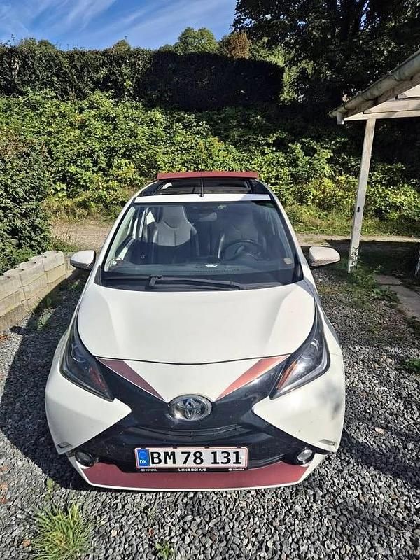 Hvid Brugt 2017 Toyota Aygo Hatchback | 62.000 kr. (Fair pris) - Billede 1/4
