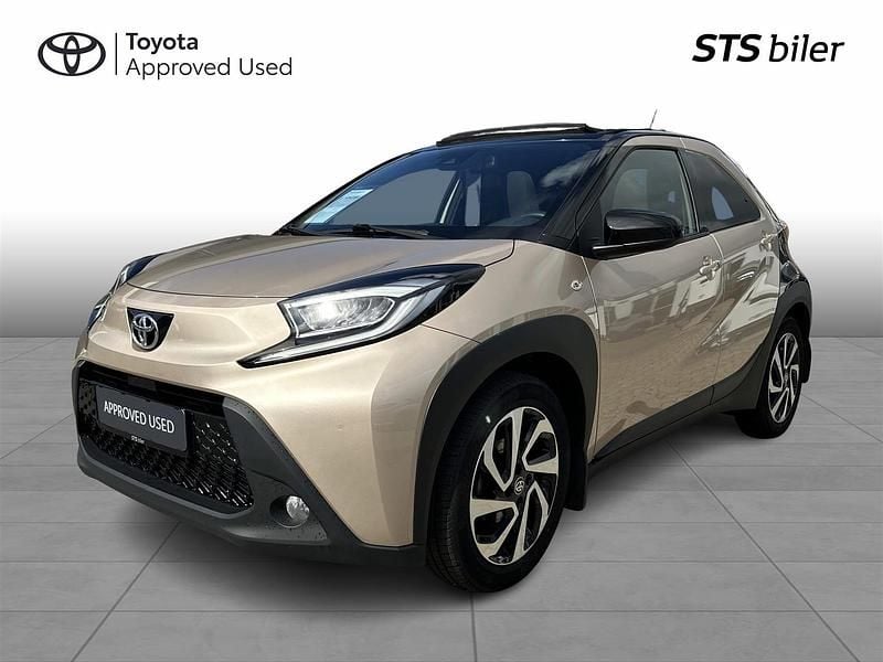 Ginger beige/night sky black Brugt 2023 Toyota Aygo Pulse Hatchback | 174.995 kr. - Billede 1/3