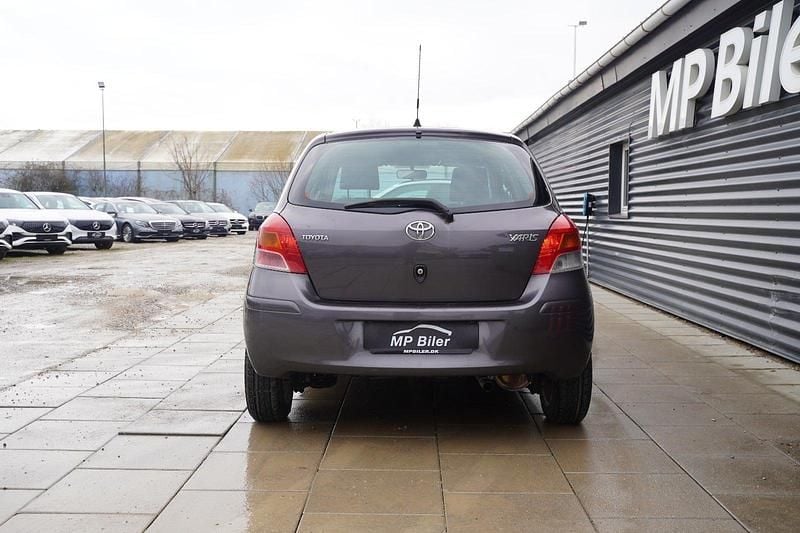 Brugt Toyota Yaris 100 HK (73 kW) 2010 Gråmetal Hatchback