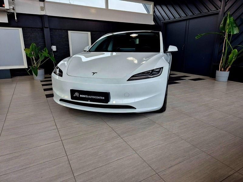 Hvidmetal Brugt 2024 Tesla Model 3 RWD Sedan | 284.900 kr. (Fair pris) - Billede 1/4