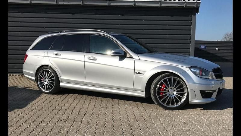 Sølvmetal Brugt 2011 Mercedes C63 AMG AMG Stationcar | 224.990 kr. - Billede 1/1