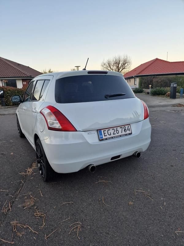 Hvid Brugt 2011 Suzuki Swift Comfort Hatchback | 48.900 kr. (Lidt for dyr) - Billede 1/7