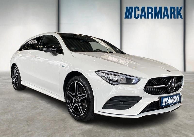 Hvid Brugt 2020 Mercedes CLA250e Shooting Brake AMG line Stationcar | 319.900 kr. - Billede 1/4
