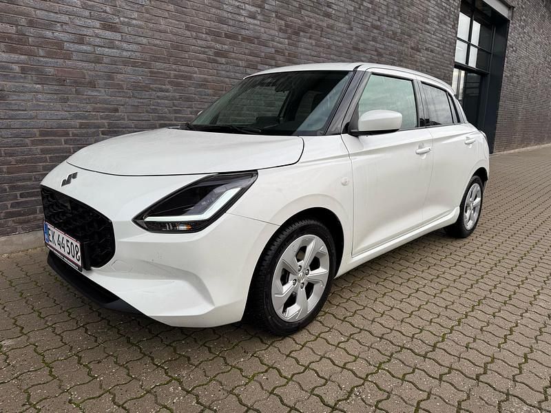 Pure white pearl Brugt 2025 Suzuki Swift Hatchback | 179.900 kr. (Lidt for dyr) - Billede 1/4