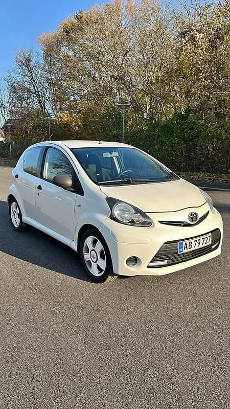 Hvid Brugt 2012 Toyota Aygo Hatchback | 30.000 kr. - Billede 1/4