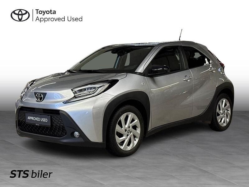 1l0 shimmering silver Brugt 2022 Toyota Aygo X Active SUV | 134.900 kr. (Fair pris) - Billede 1/3