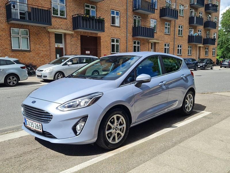 Lysblå Brugt 2020 Ford Fiesta Titanium Hatchback | 99.900 kr. (Super pris) - Billede 1/4