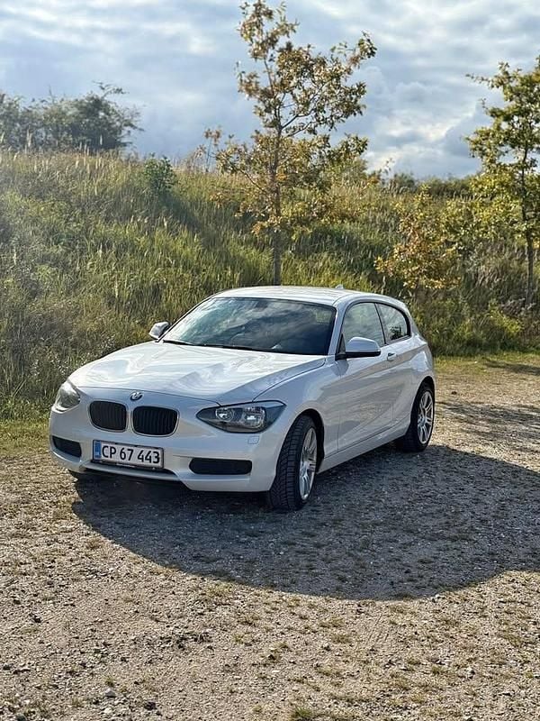 Hvid Brugt 2013 BMW 114 Hatchback | 95.000 kr. - Billede 1/4