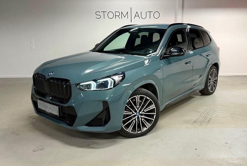Grønmetal Brugt 2023 BMW iX1 M Sport SUV | 349.800 kr. (God pris) - Billede 1/4