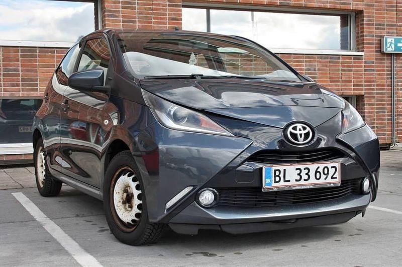 Grå Brugt 2014 Toyota Aygo X-play Hatchback | 55.000 kr. (Lidt for dyr) - Billede 1/4