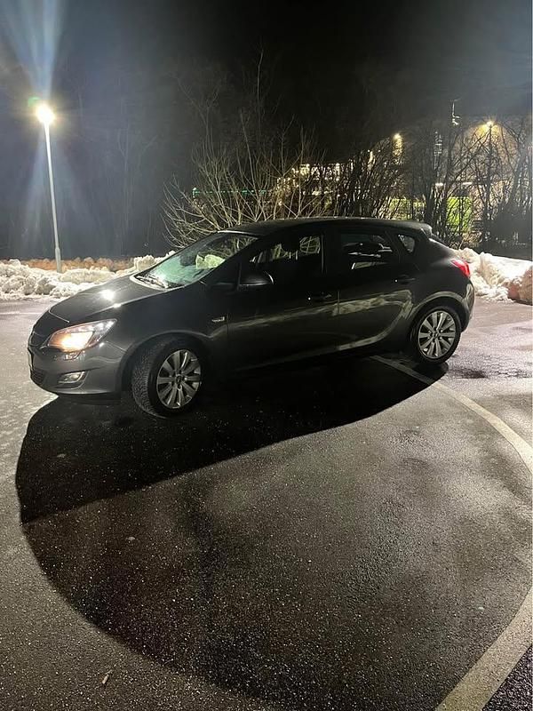 Brugt Opel Astra 131 HK (96 kW) 2012 Grå Hatchback