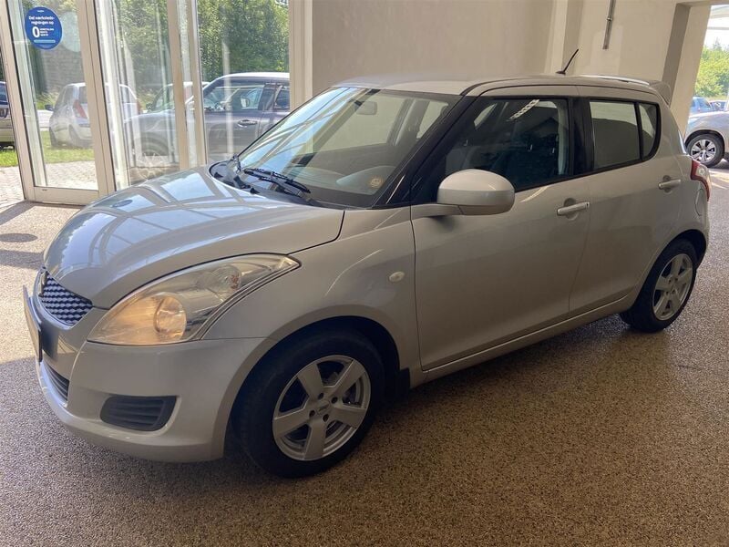 Sølvmetal Brugt 2012 Suzuki Swift GL Hatchback | 39.900 kr. (Fair pris) - Billede 1/4