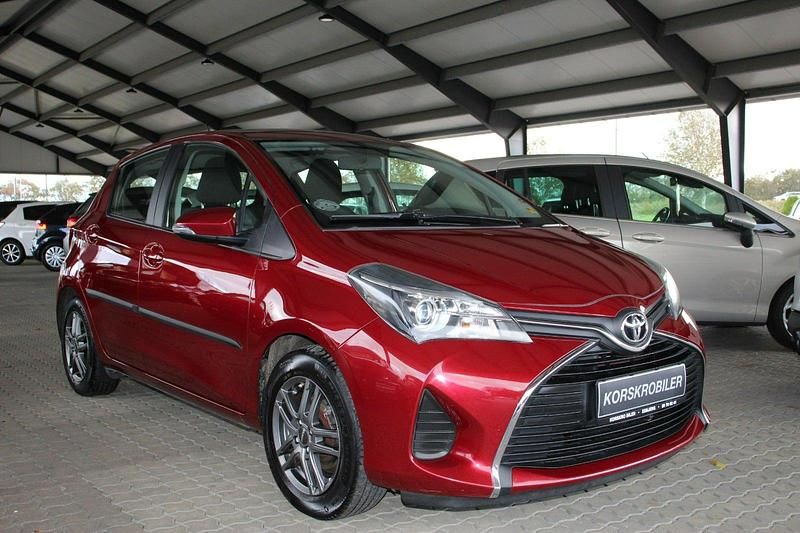 Bordeauxmetal Brugt 2017 Toyota Yaris T2 Hatchback | 64.800 kr. (Fair pris) - Billede 1/4