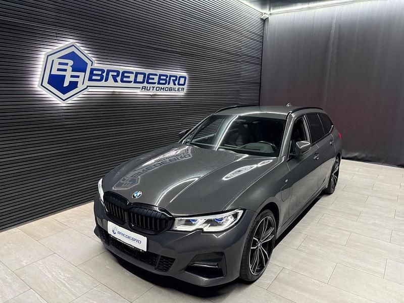 Gråmetal Brugt 2021 BMW 330e M Sport Stationcar | 379.500 kr. (Dyr) - Billede 1/4