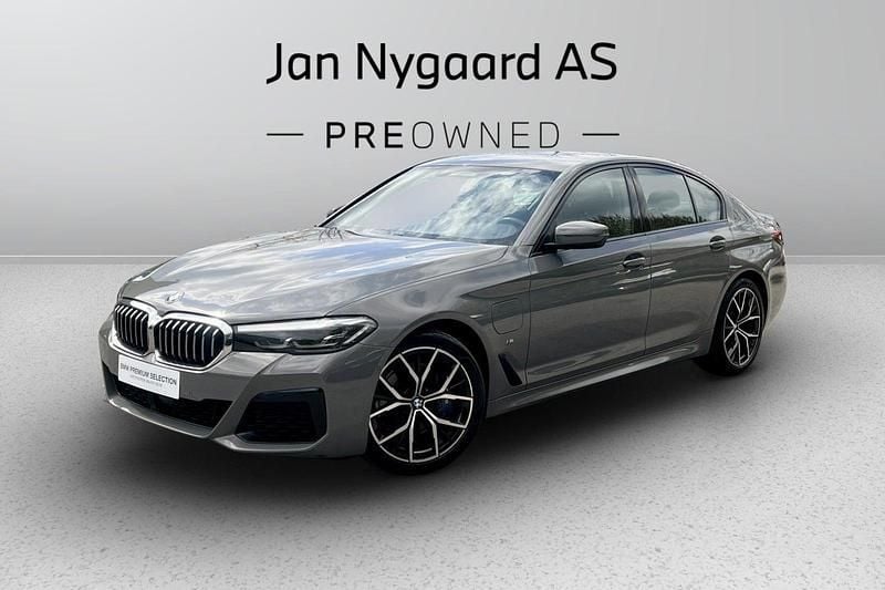 Grå Brugt 2021 BMW 545e M Sport Sedan | 469.000 kr. - Billede 1/4