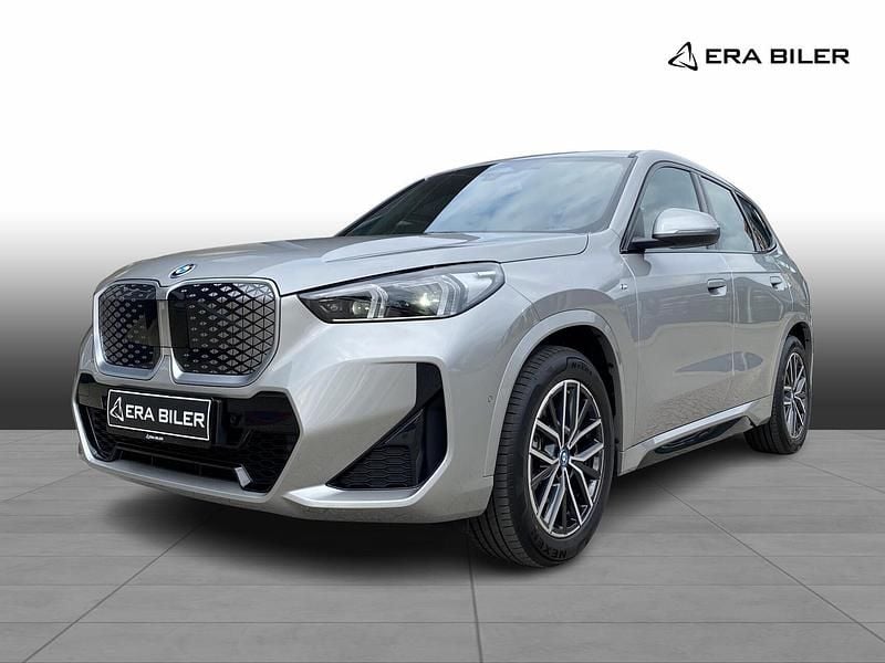 Sølvmetal Brugt 2025 BMW iX1 M Sport SUV | 374.900 kr. (Lidt for dyr) - Billede 1/4