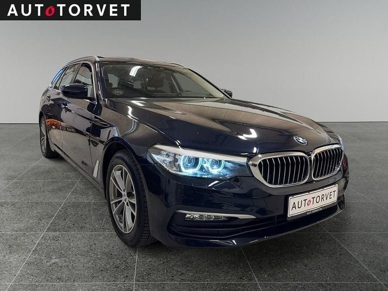 Blåmetal Brugt 2018 BMW 520 Stationcar | 249.700 kr. (God pris) - Billede 1/4