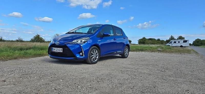Blå Brugt 2017 Toyota Yaris Hybrid Hatchback | 100.000 kr. (Fair pris) - Billede 1/4
